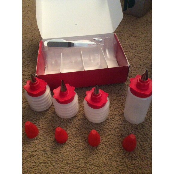 Betty Crocker Decorating Kit B18 - Picture 3 of 5